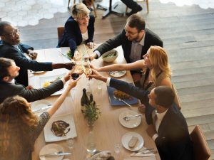 dinero-negocios-cenas-bailables-01