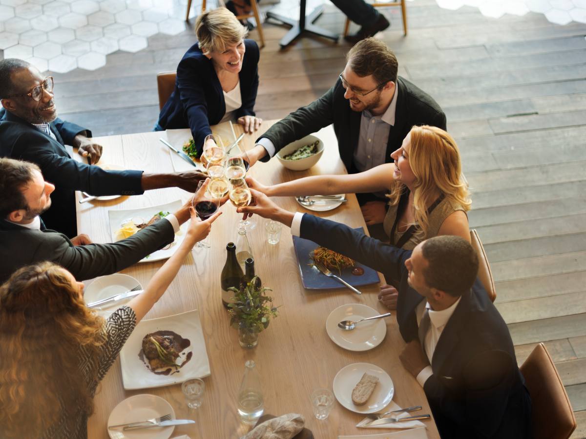 Brindar antes del 24 se ha vuelto tendencia en San Salvador: cenas con música, amigos y mucho ambiente para cerrar el año como se debe.