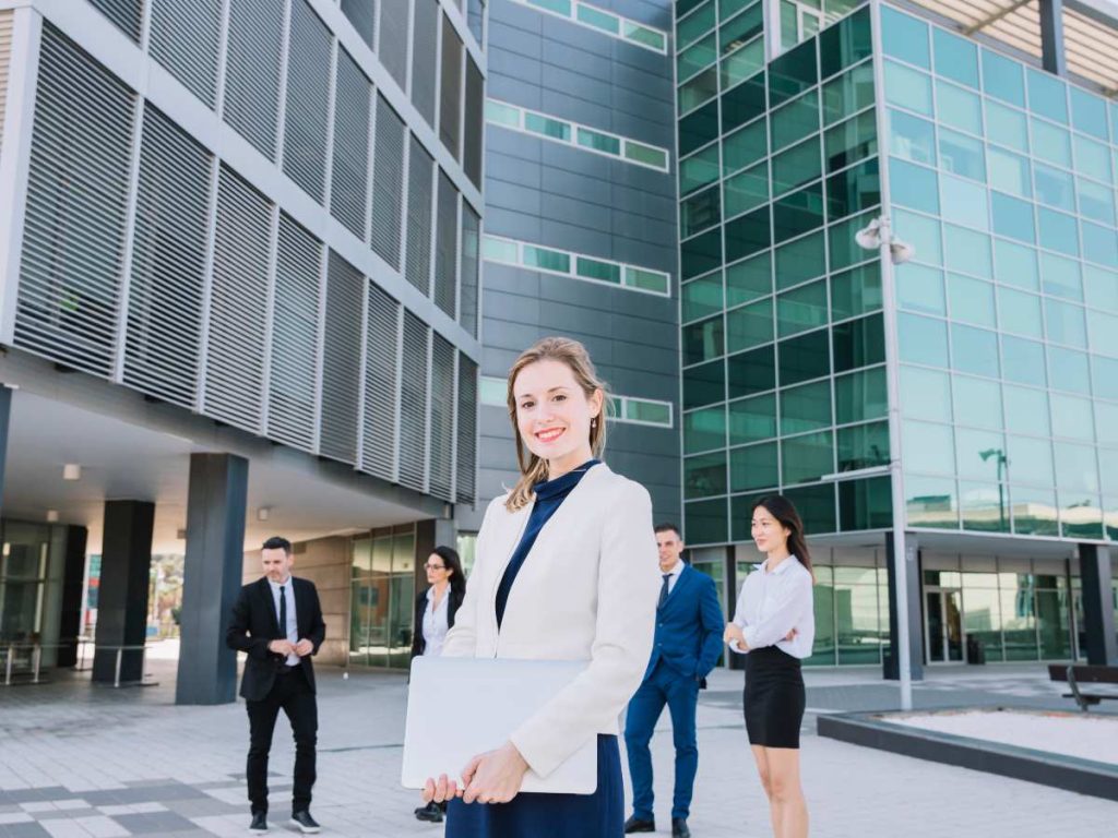 Representación artística de un complejo médico y corporativo de última generación, diseñado para simbolizar innovación, tecnología y desarrollo urbano.