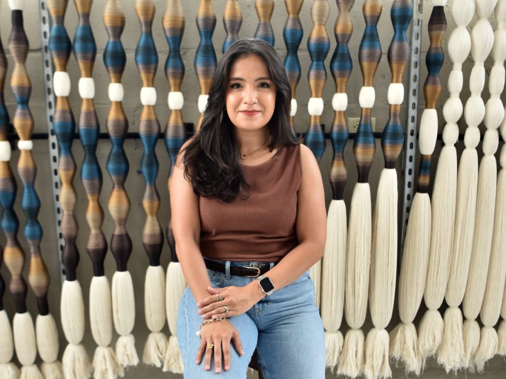 Las obras textiles de Navir, elaboradas completamente a mano, han llegado a mercados exclusivos en América, Europa y Asia. Fotografía/ elsalvador.com