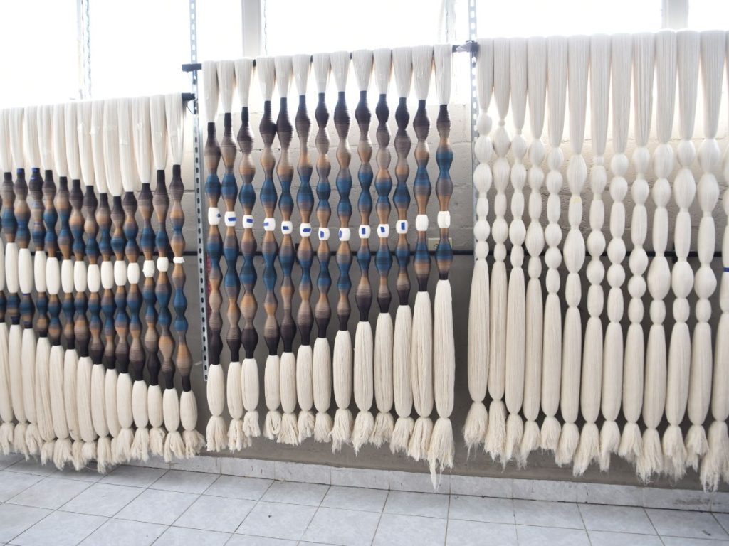 Los tapices monumentales de Daniela, que pueden superar los ocho metros de alto, ya decoran boutiques y residencias de lujo alrededor del mundo. Fotografía/ elsalvador.com