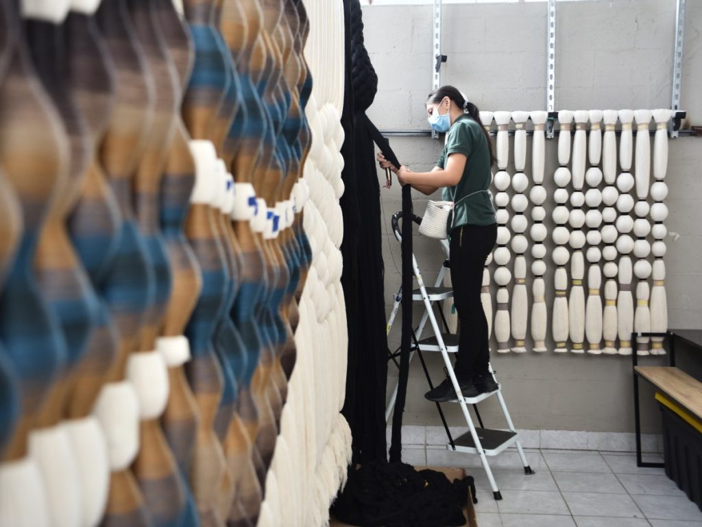 Las artesanas de Navir no tenían experiencia en telares, pero hoy elaboran piezas de gran formato que decoran espacios de lujo en distintos países. Fotografía/ elsalvador.com