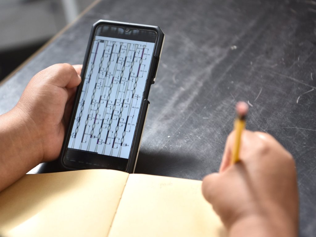 El taller de Navir, ubicado en Zaragoza, se ha convertido en un punto de creación artística donde convergen diseño, tradición y contemporaneidad. Fotografía/ elsalvador.com