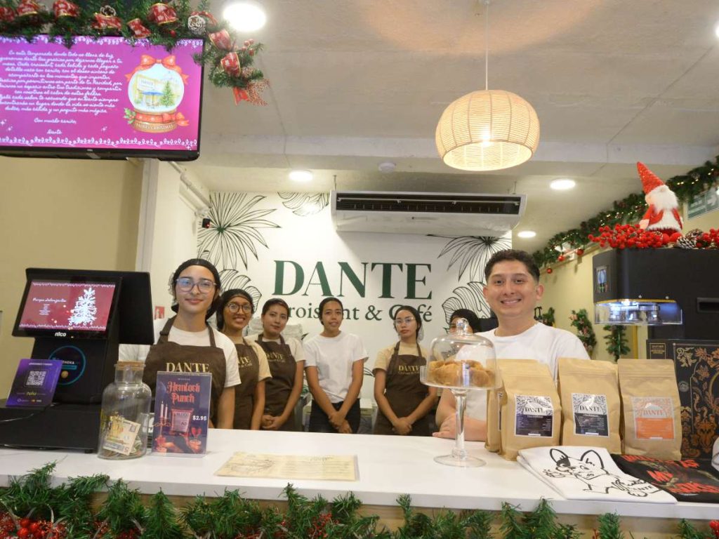 Parte del equipo de Dante Croissant & Café posa en el área de atención al cliente, destacando la calidez y el servicio que caracteriza al emprendimiento.