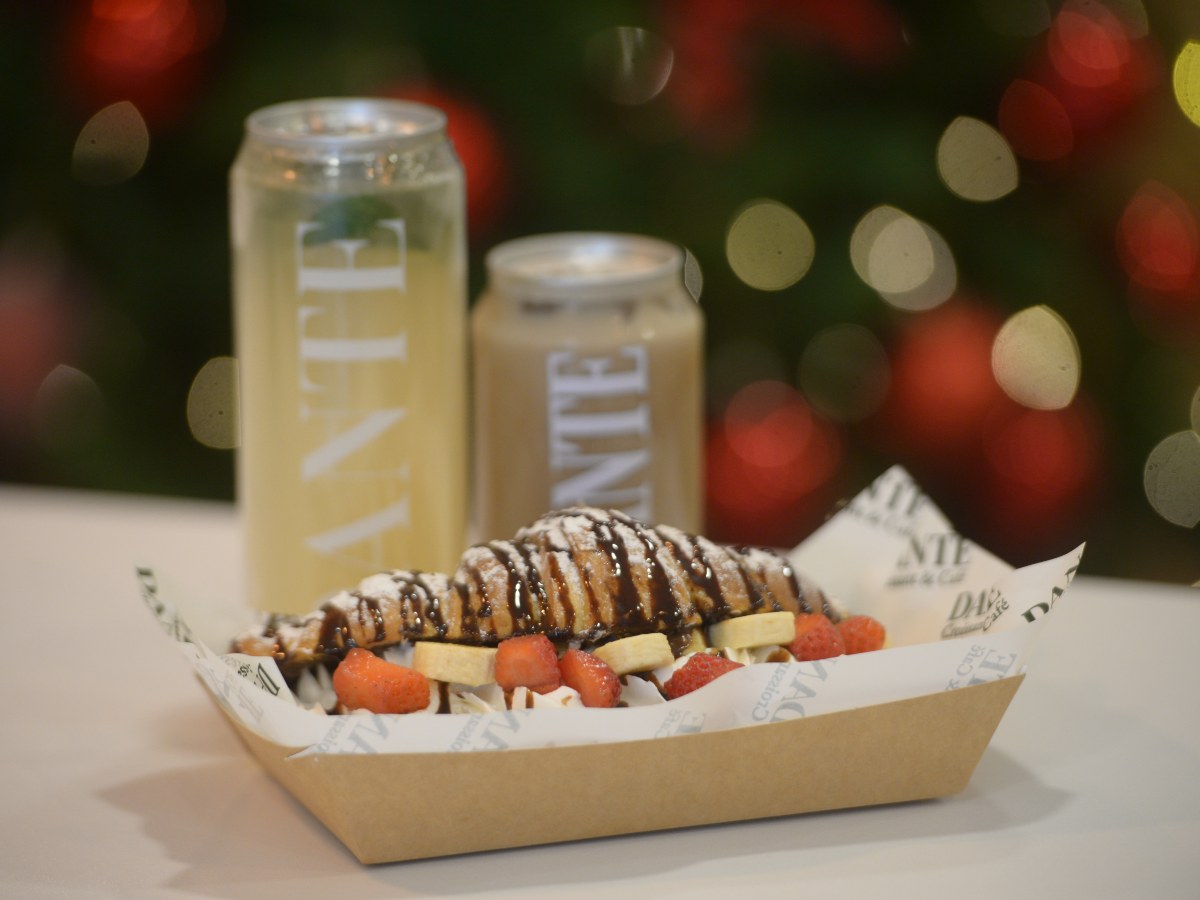 Un croissant relleno con frutas frescas y chocolate, acompañado de bebidas artesanales de Dante Croissant & Café, una de las ofertas más populares del local.