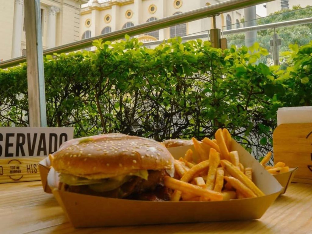La hamburguesa insignia de Top Burger acompaña la revitalización del Centro Histórico, ofreciendo calidad y tradición desde una terraza llena de vida.