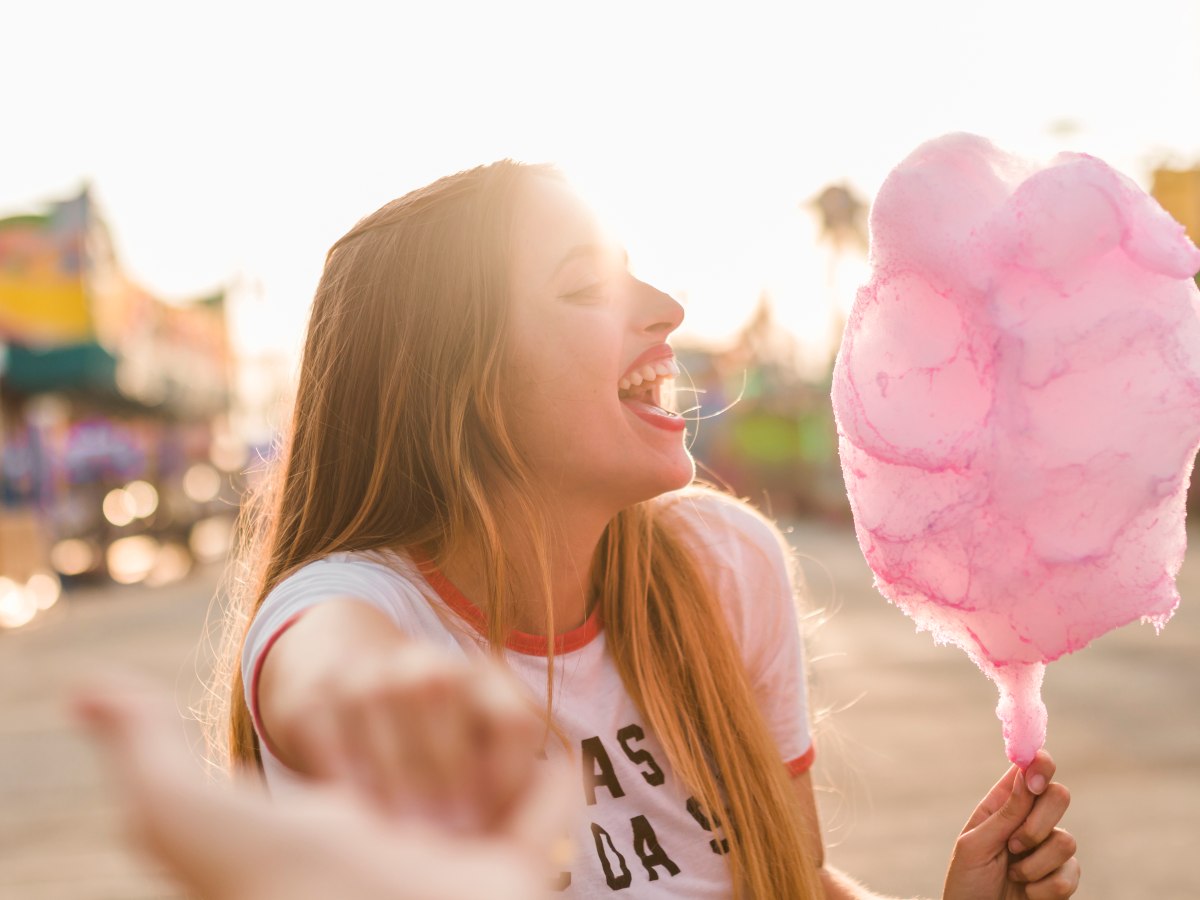 El algodón de azúcar sigue despertando sonrisas en grandes y pequeños, como parte de celebraciones llenas de color y sabor.