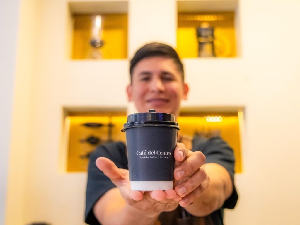 Cada taza en Café del Centro celebra el sabor, el origen y la dedicación detrás del café salvadoreño de especialidad.