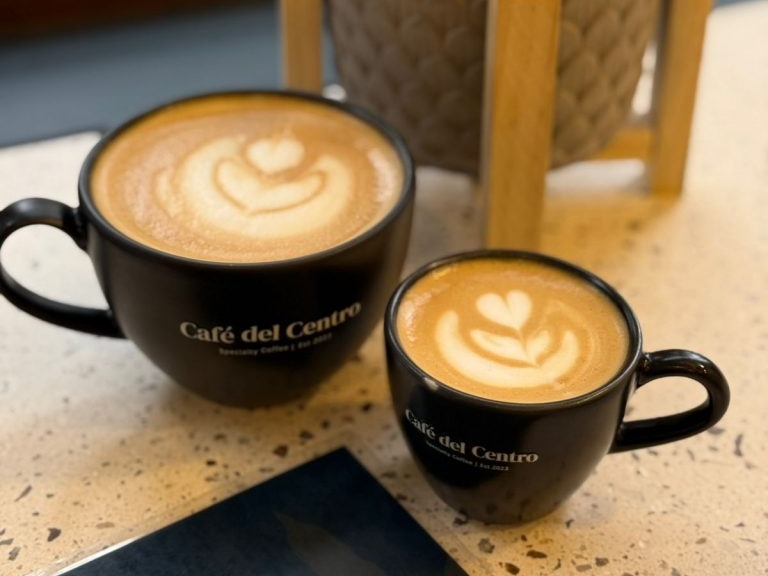 Con atención personalizada y presentación impecable, Café del Centro conecta con quienes buscan calidad en cada detalle, incluso en formato para llevar.
