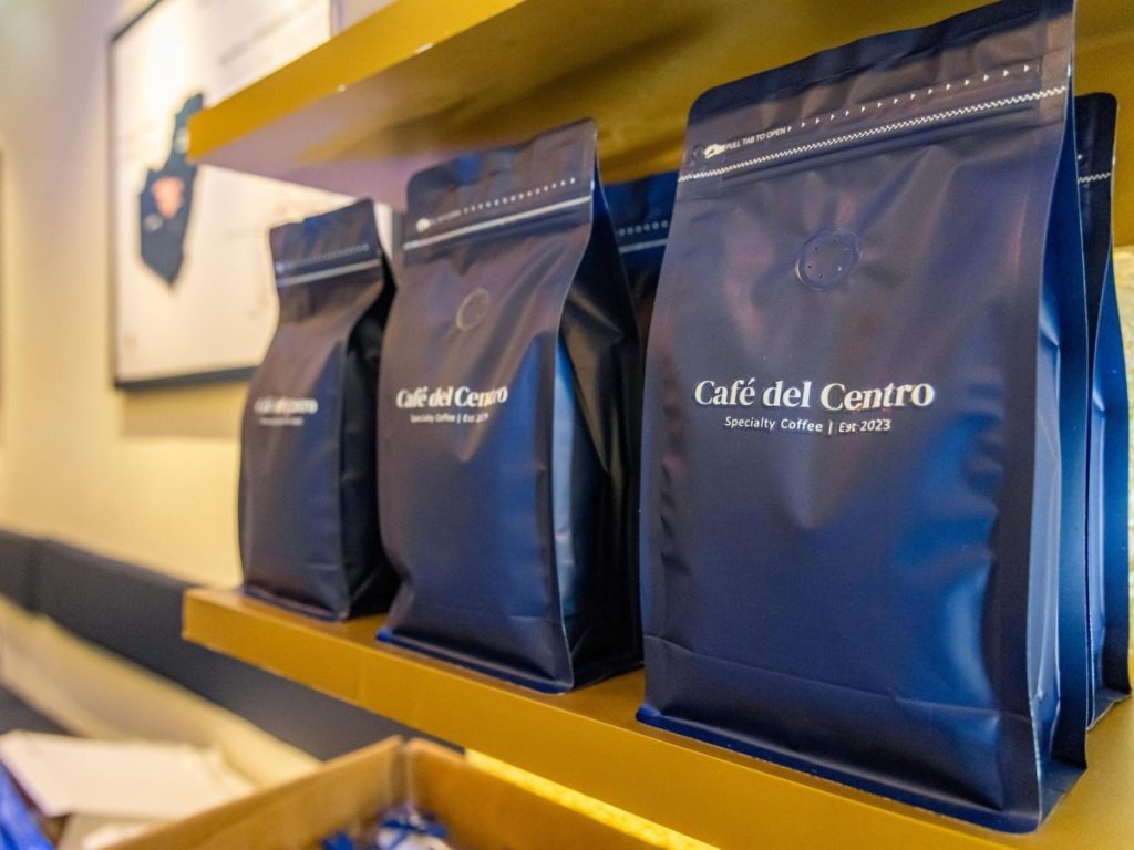 El café de especialidad de Café del Centro también está disponible para llevar: 100% salvadoreño, cultivado con prácticas sostenibles.