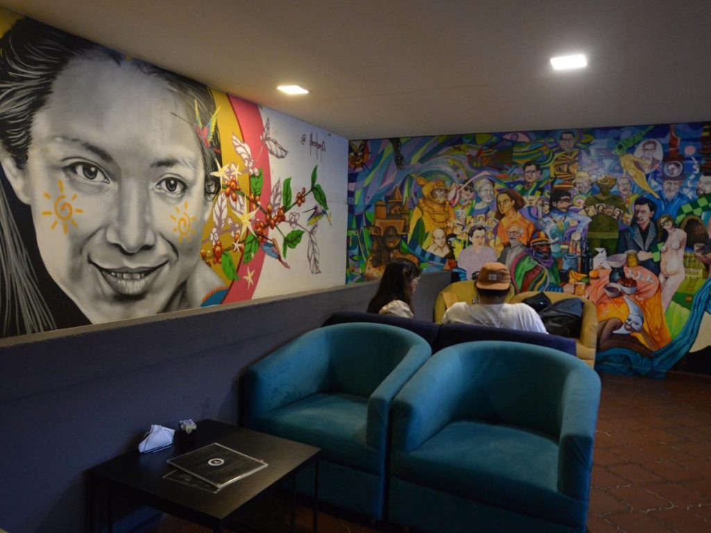 Ubicado junto al Teatro Nacional, Café Luz Negra es un espacio que mezcla cultura, café salvadoreño y una propuesta artesanal única en el Centro Histórico.