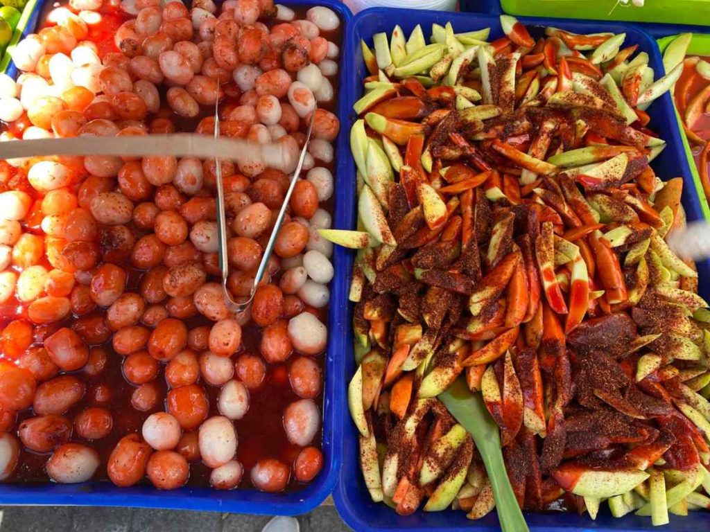 Variedad y color distinguen a Mango Loco, un puesto de frutas que atrae a visitantes en el Parque Libertad del Centro Histórico de San Salvador.