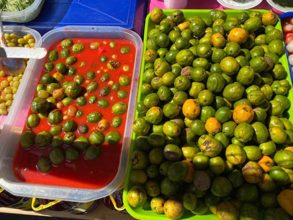 El chamoy y los acompañamientos son parte clave del toque especial que ha posicionado a Mango Loco como favorito de los visitantes.