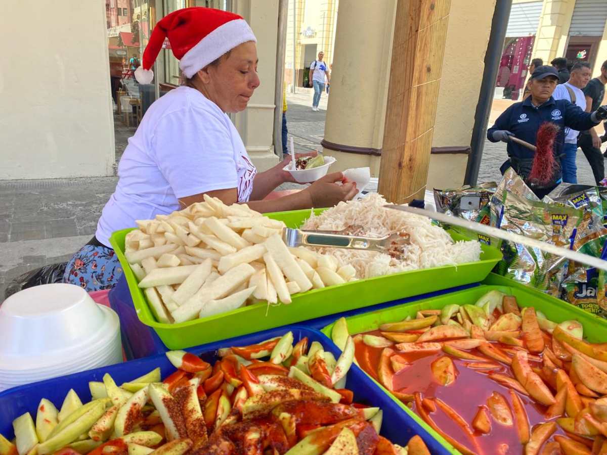La emprendedora detrás de Mango Loco atiende diariamente a turistas y capitalinos durante la Villa Navideña del Centro Histórico.