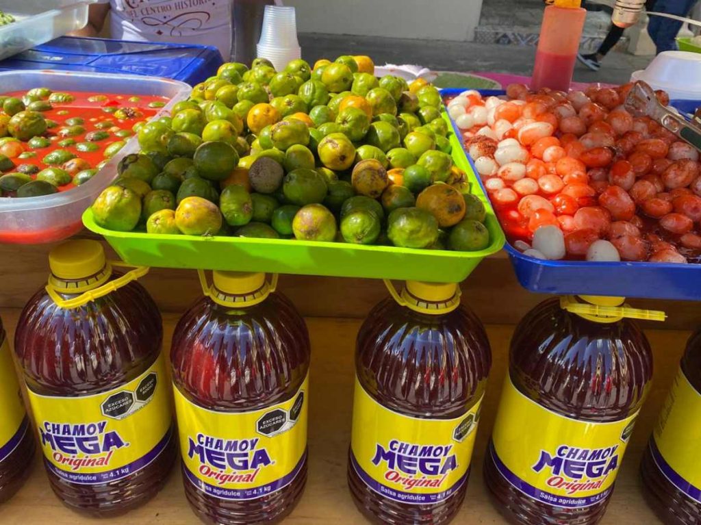 Una porción de mango preparado, uno de los productos más solicitados, se vende desde $1.50, destacando por su calidad y sabor.