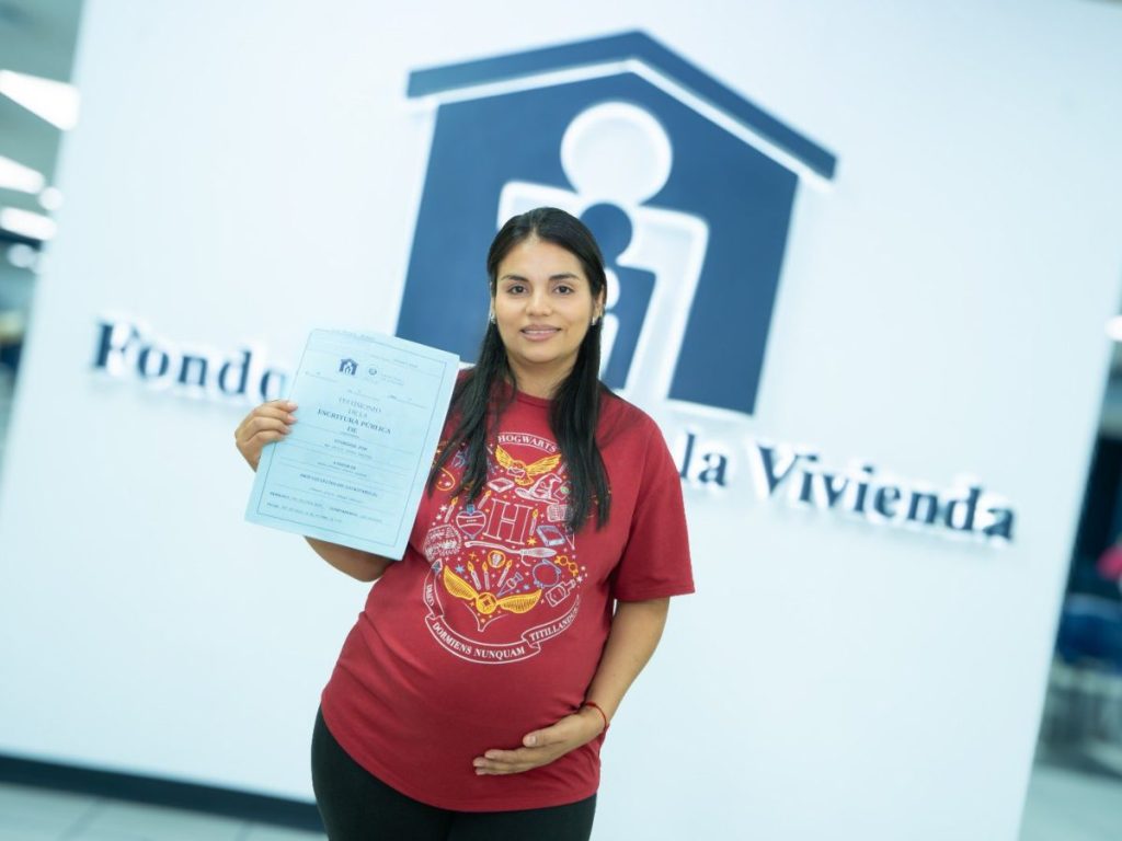 Familias salvadoreñas firmando escrituras en una jornada del FSV, como parte del programa que facilita el acceso a vivienda propia en todo el país.
