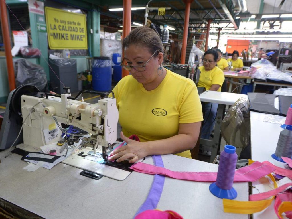 Cada pieza es confeccionada con precisión en planta local. La empresa cuenta con más de 400 colaboradores y produce casi todo en El Salvador.