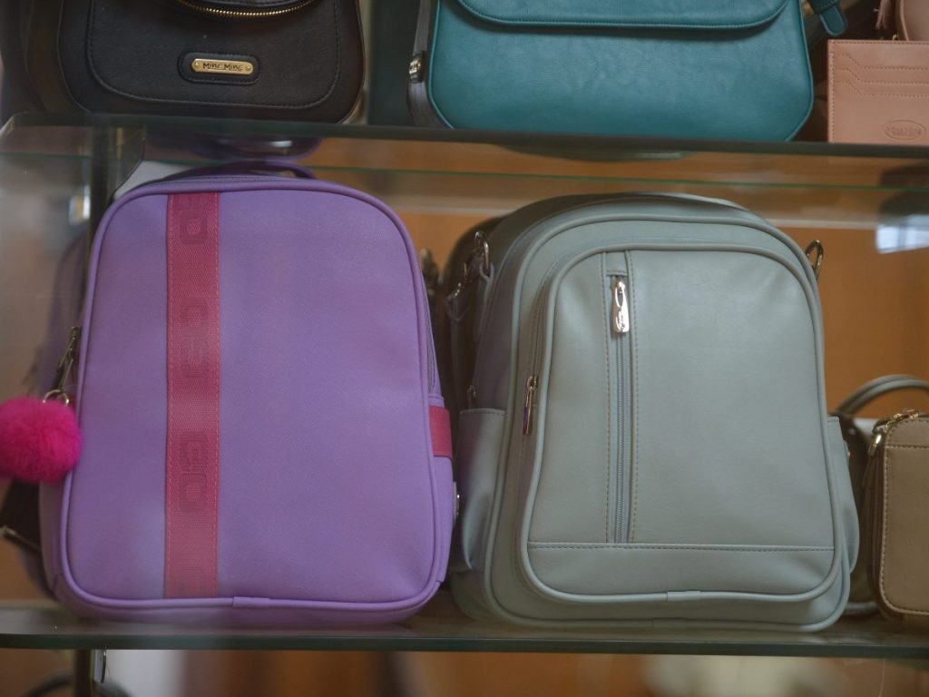 Modelos escolares y casuales de las marcas Mike Mike y Go. La marca salvadoreña ofrece más de 2,000 modelos activos y se adapta a las tendencias juveniles.