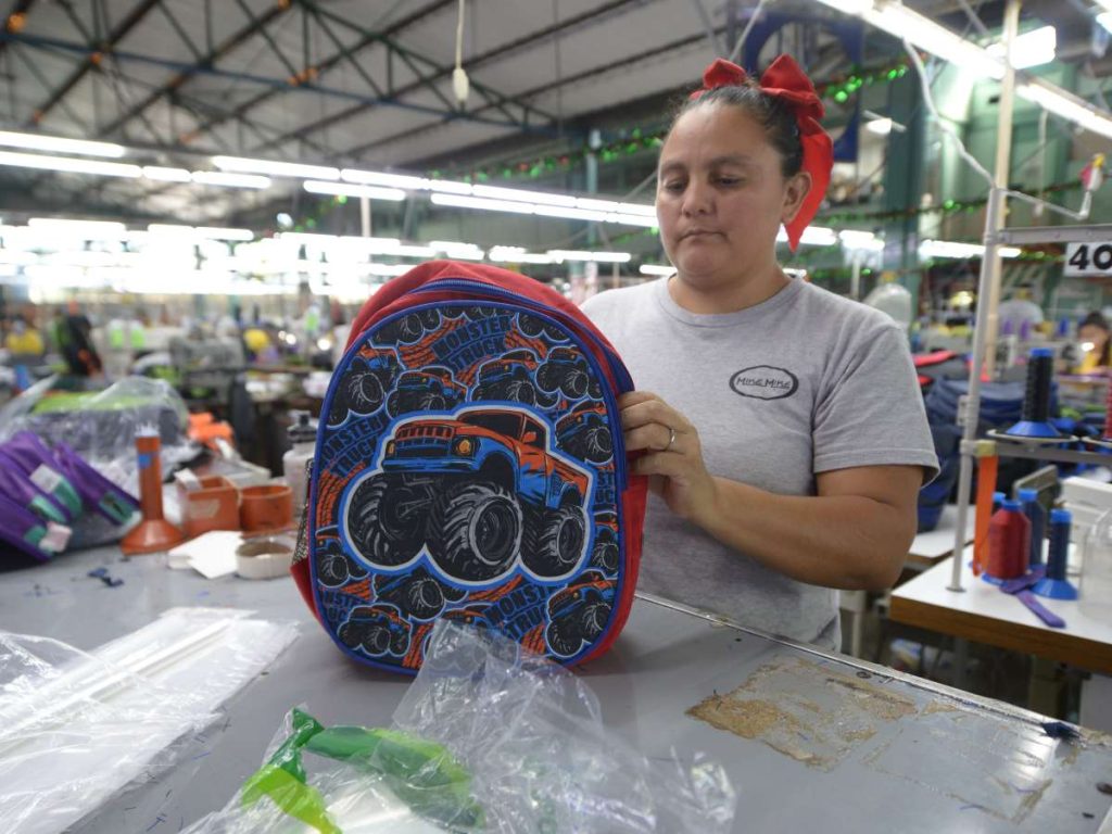 Inspección final de mochila infantil en planta de Mike Mike. Cada producto pasa por revisión manual para garantizar durabilidad, diseño y acabados de calidad.
