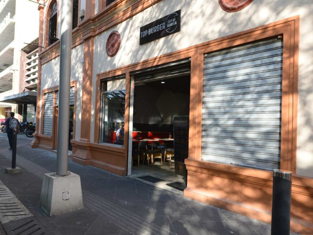 La fachada de Top Burger, uno de los nuevos comercios que forman parte de la renovación gastronómica del Centro Histórico de San Salvador.