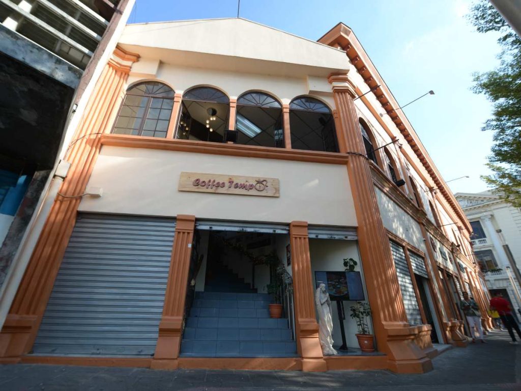 Coffee Tempo destaca con su diseño moderno y su ubicación estratégica, atrayendo a visitantes que buscan café de especialidad en el Centro Histórico.