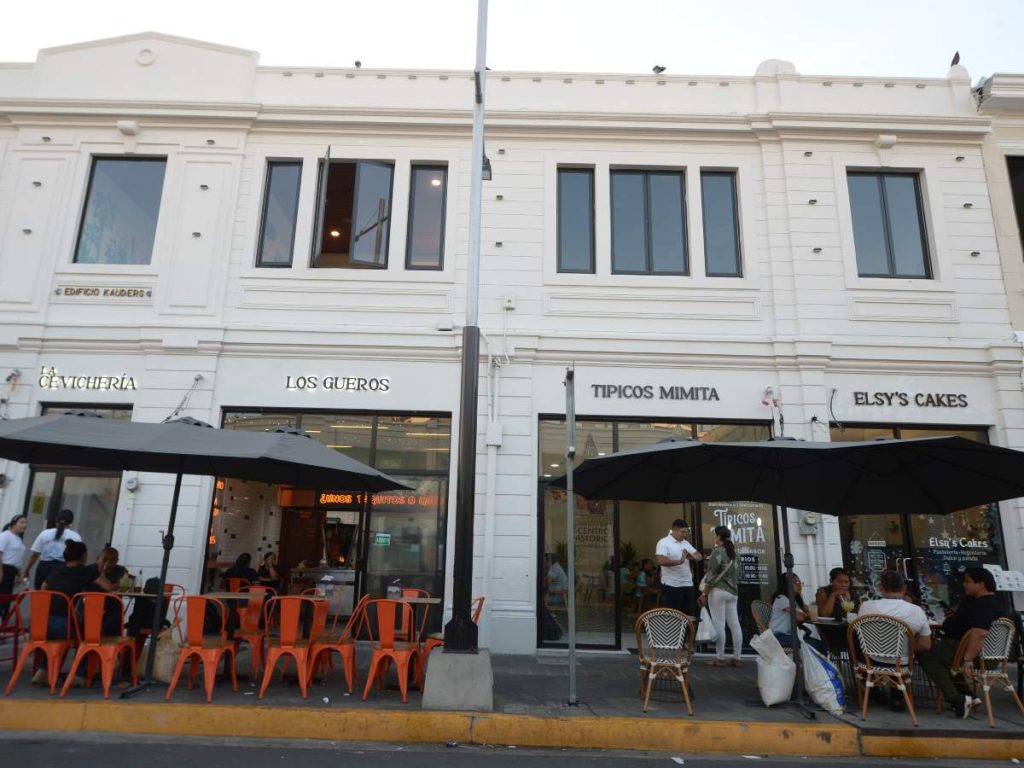 Nuevos restaurantes en el Edificio Kaulder, como Los Gueros, Típicos Mimita y Elsy’s Cakes, ofrecen variedad culinaria en una de las áreas más concurridas del Centro Histórico. / Foto elsalvador.com.