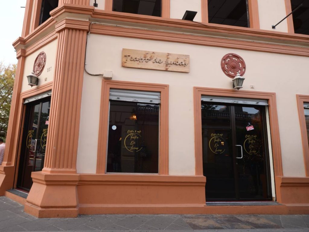 El café Teatro de Lucas combina gastronomía y ambiente cultural, convirtiéndose en un punto atractivo para quienes recorren el Centro Histórico. / Foto elsalvador.com.