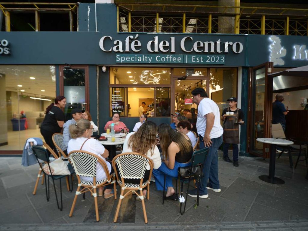 Café del Centro, inaugurado en 2023, se ha convertido en un punto de encuentro popular gracias a su terraza al aire libre y ambiente familiar.