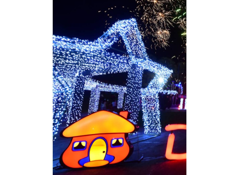 El Redondel Fuentes Beethoven se llenó de color y esperanza con el tradicional encendido navideño. / Foto elsalvador.com