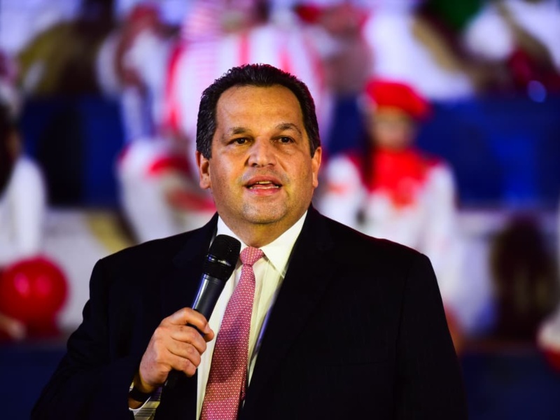 Gerardo J. Simán, presidente ejecutivo de Davivienda El Salvador, reafirmó el compromiso del banco con el país durante el acto inaugural del encendido navideño 2025. / Foto elsalvador.com