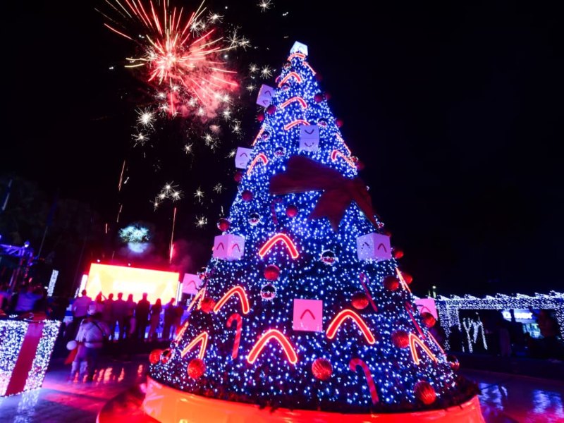 El tradicional árbol de Navidad brilla una vez más, como símbolo de esperanza, unión y nuevos comienzos. / Foto elsalvador.com