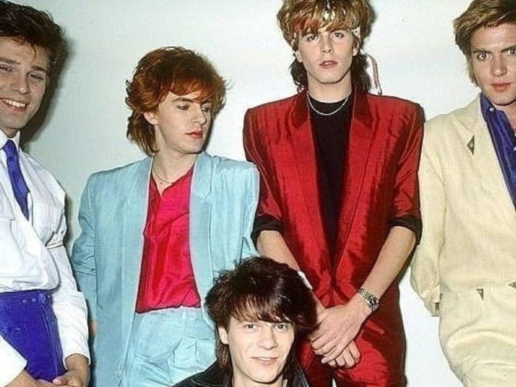 Integrantes de Duran Duran lucen trajes diseñados por Antony Price, en 1980, reflejo del glam que definió la estética del pop británico.