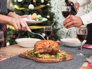 Pollo, pavo y gallina india encabezan la lista de platillos más consumidos por los salvadoreños en la cena de Navidad 2025.