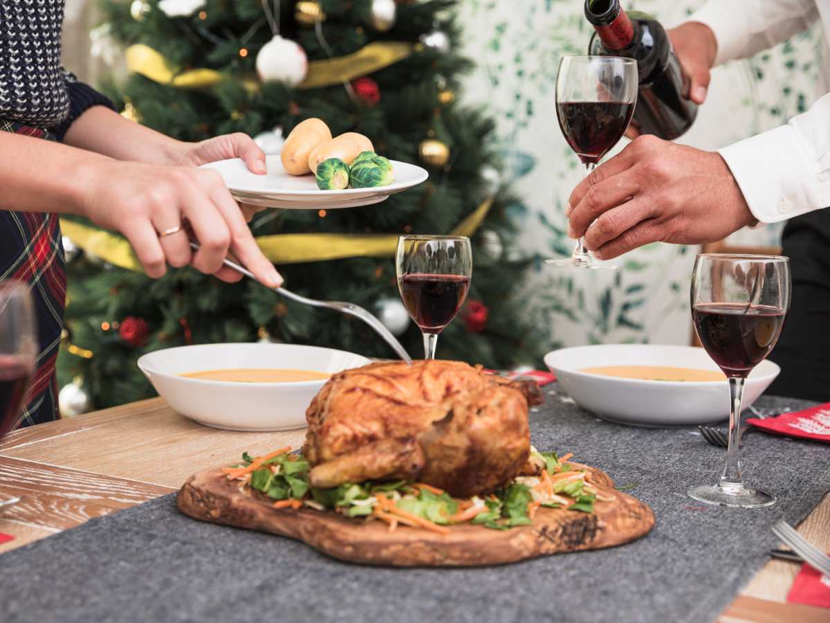 Pollo, pavo y gallina india encabezan la lista de platillos más consumidos por los salvadoreños en la cena de Navidad 2025.