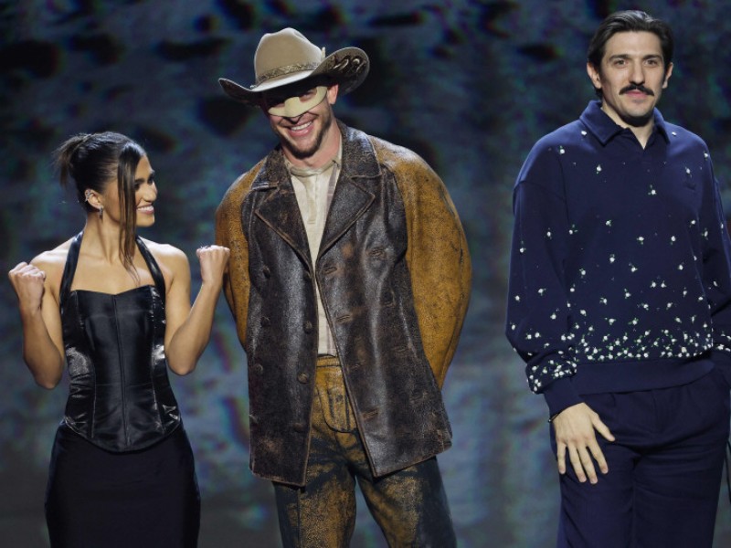 Desde la Izq: la actriz tailandesa-australiana Mel Jarnson (interpretará a Cammy), el músico sudafricano Orville Peck (Vega) y el actor y comediante estadounidense Andrew Schulz (Dan) participan en The Game Awards en el Peacock Theater de Los Ángeles, el pasado 11 de diciembre. / Foto AFP