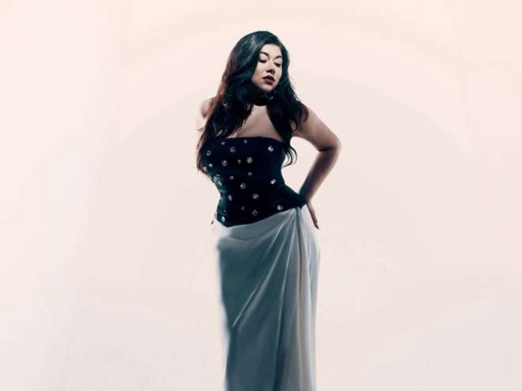 Tras un proceso de formación artística en Colombia, Alaria presenta “Heridas Anteriores”, su primera gran apuesta musical en español. Fotografía/ cortesía