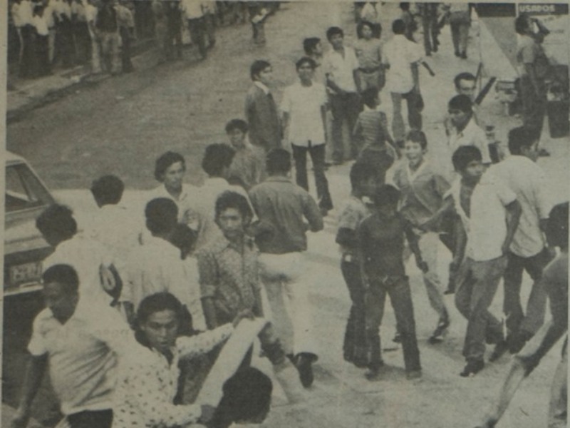 Decenas de personas se agolparon a las afueras de la iglesia durante el incendio, varios se sumaron a las labores de bomberos.