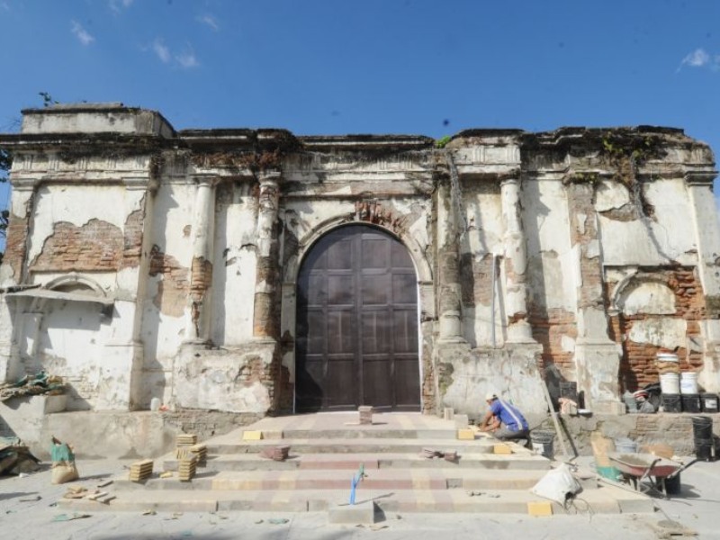 Estado del portal de la parroquia San José al comenzar las labores de reconstrucción.