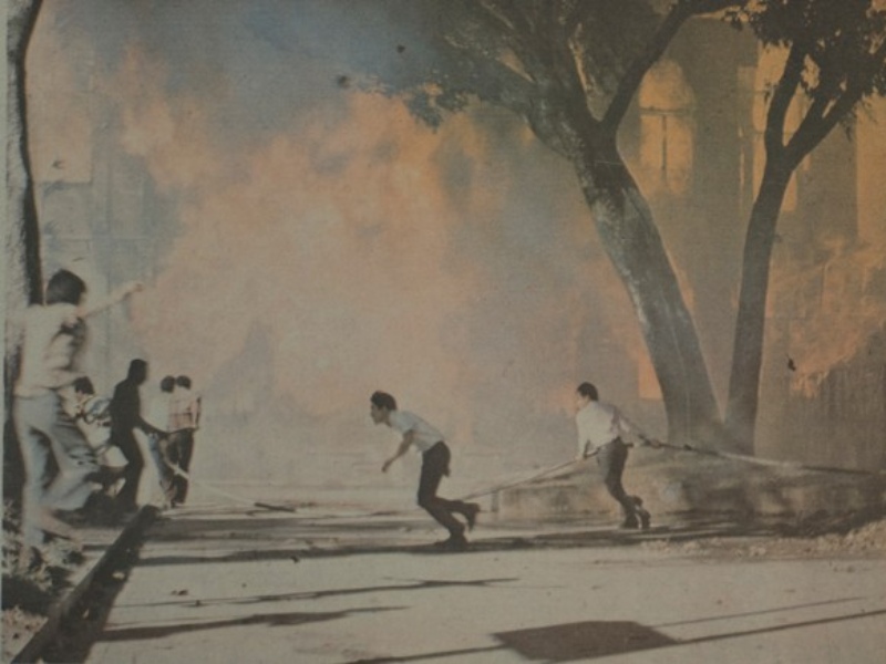 Particulares colaboran con bomberos a sofocar las llamas del incendio de la parroquia San José en la tarde de 8 de diciembre de 1975.