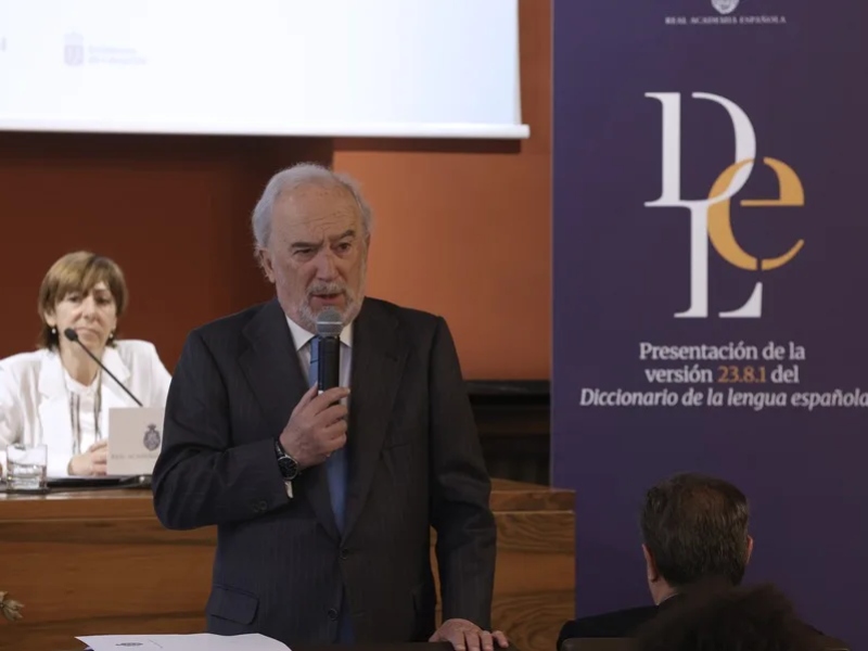 El director de la RAE y presidente de la ASALE, Santiago Muñoz Machado (d), y la responsable del Instituto de Lexicografía, Elena Zamora (i), presentan la versión electrónica 23.8.1 del Diccionario de la lengua española.
