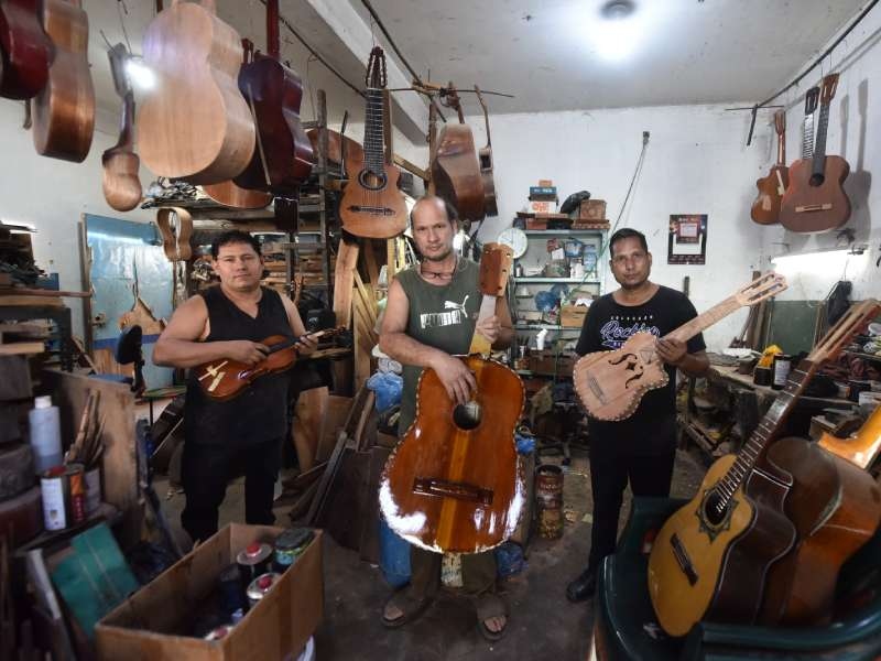 Cada pieza de cedro se selecciona cuidadosamente por su acústica, veta y resistencia, antes de convertirse en instrumento.