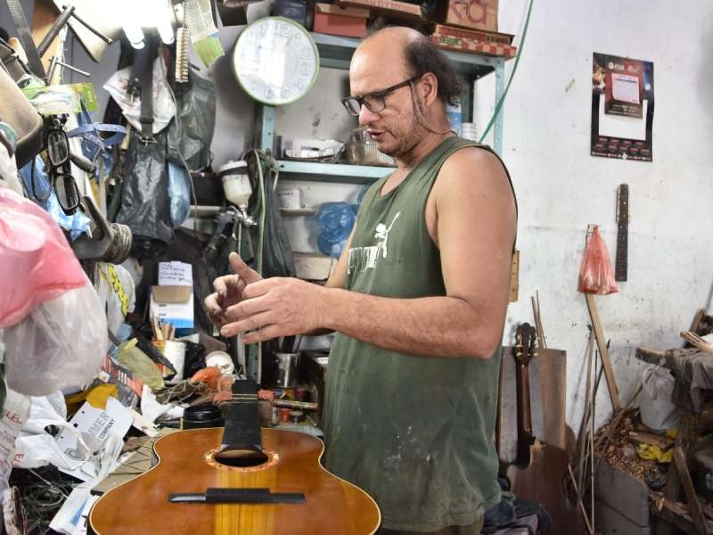 Juan Manuel Cruz ahora heredó de su padre el talento de fabricar guitarras. Foto elsalvador.com