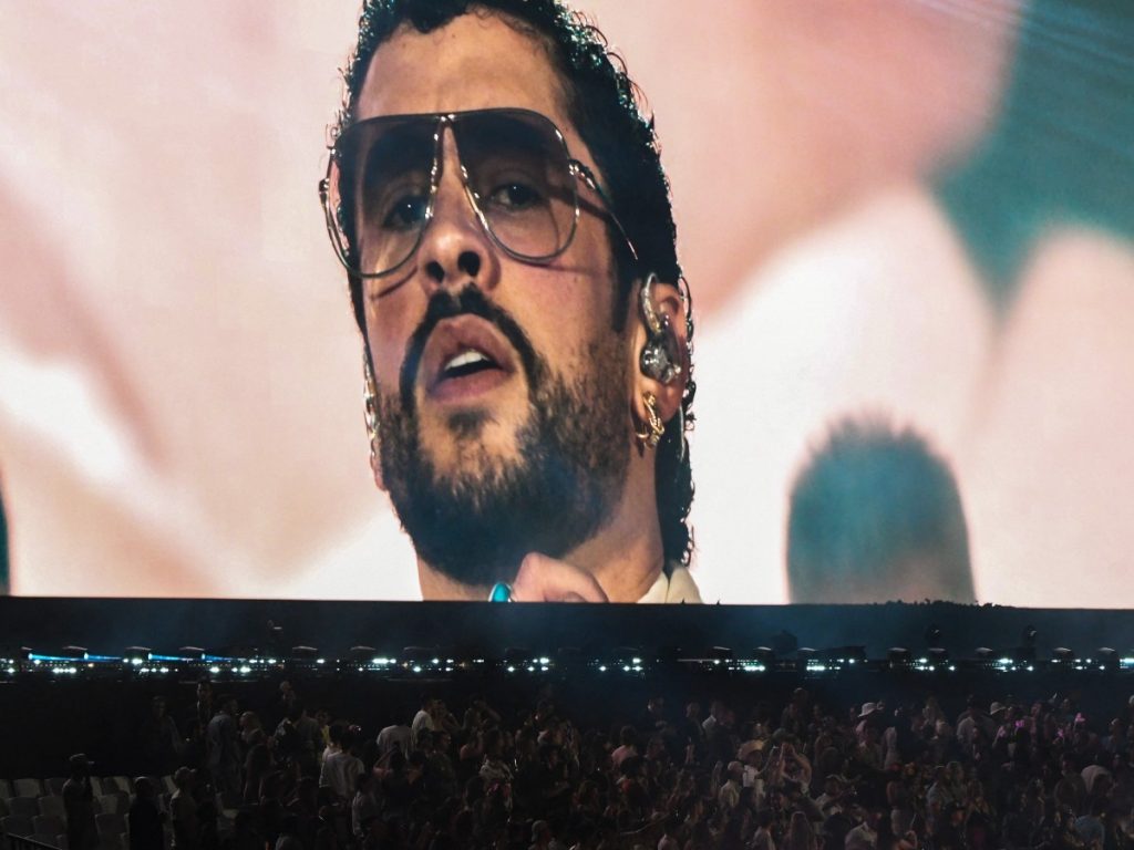 Bad Bunny conectó con el público tico y centroamericano con un show lleno de sorpresas, visuales impactantes y momentos emotivos. Fotografía/ AFP
