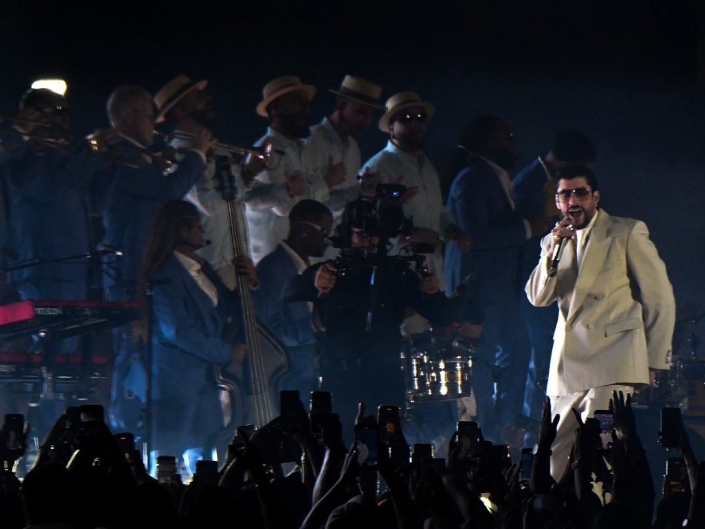 El Estadio Nacional se llenó de energía cuando Bad Bunny ofreció sus únicos conciertos en Centroamérica, atrayendo a miles de fanáticos regionales. Fotografía/ AFP