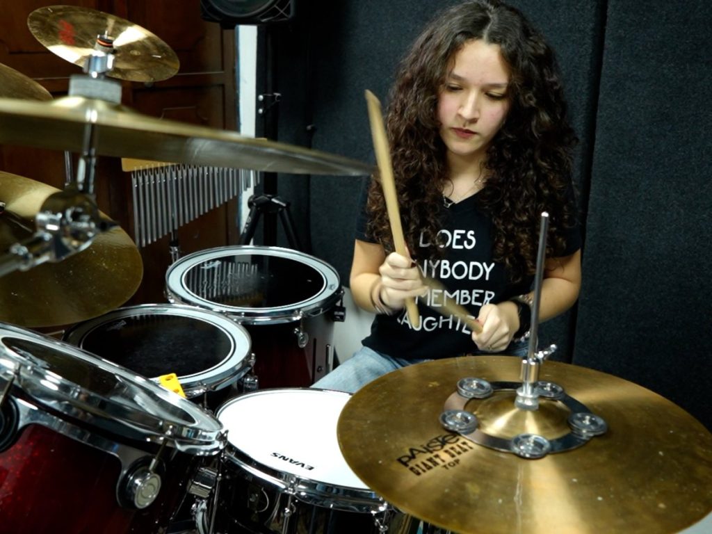 Michelle, de 16 años, encuentra en la batería una forma de expresión que la acompaña desde temprana edad. Fotografía/ Steven Anzora
