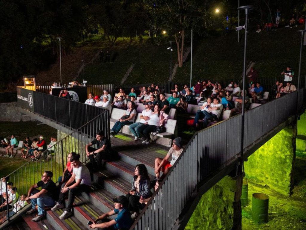 Familias y grupos de amigos se reúnen para disfrutar de películas gratuitas en el cine al aire libre organizado por el MOPT.