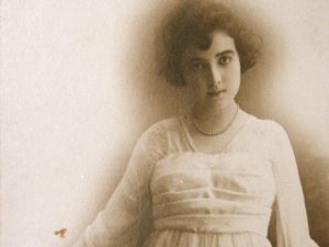 Carmen Brannon adolescente, en una fotografía sin fecha procedente de su álbum familiar, incluida en el nuevo libro. Fotografía/ cortesía del autor