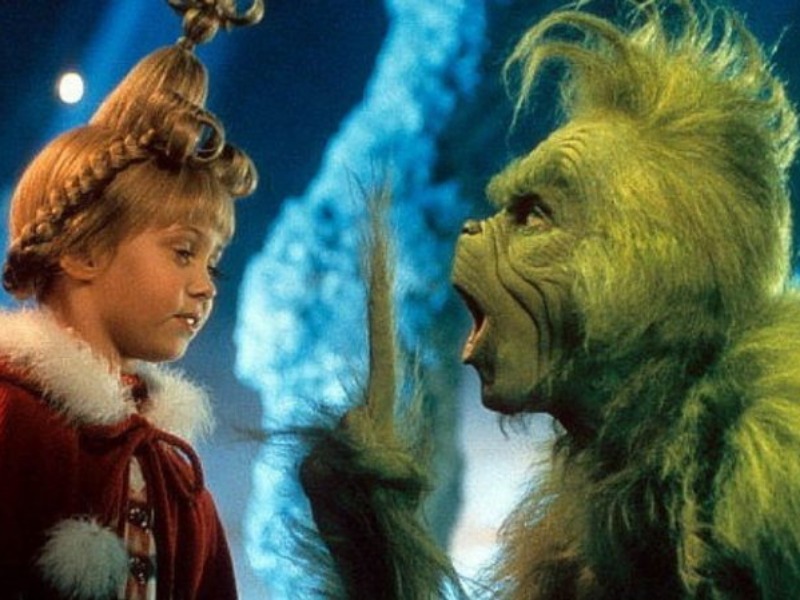 Jim Carrey como El Grinch en una escena clave del clásico navideño de 2000.