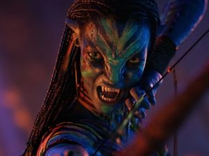 Escena de la película 'Avatar: Fire and Ash' con la actriz Zoe Saldaña en el papel de Neytiri.