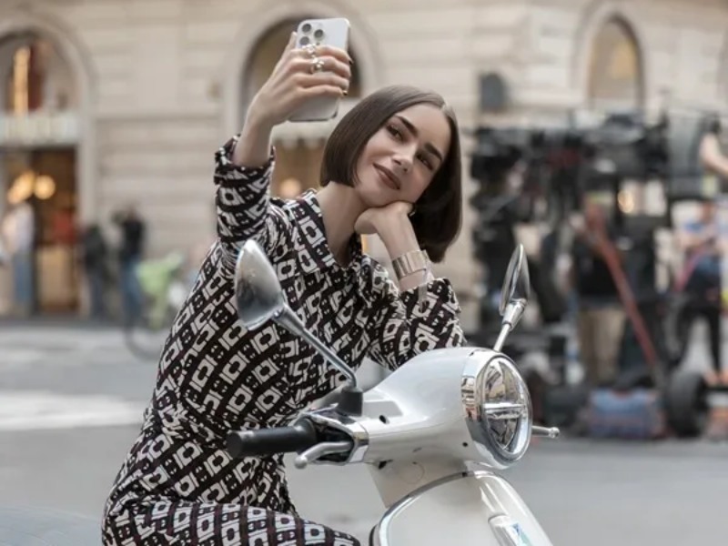 Escena de la temporada 5 de la serie ‘Emily en París’.